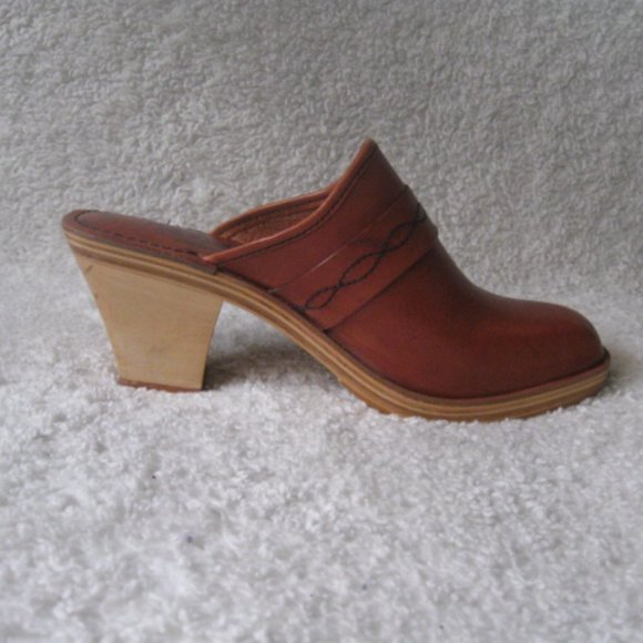 Fanfares Leather Wooden Heel Clogs - Picture 7 of 9